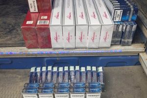 Femei depistate de jandarmii timişoreni într-o piaţă din Arad în timp ce vindeau ţigări netimbrate