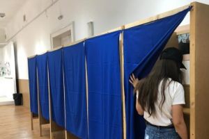 Peste 65.000 de cetăţeni cer Parlamentului României vot prin corespondenţă