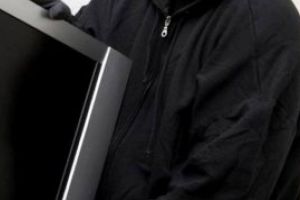 Cinci tineri din Somcuta Mare au furat un televizor si un ceas. Acestia au intrat in colimatorul autoritatilor