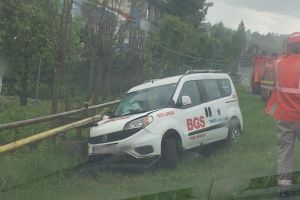 O maşină a fisurat o ţeavă de gaz pe strada Tărpiului din Bistriţa