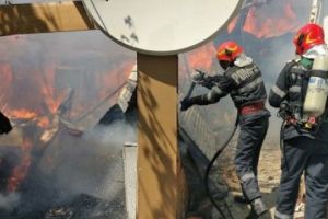 Incendiu periculos la Tulcea. Case ameninţate de extinderea flăcărilor. Șeful ISU Tulcea la faţa locului 