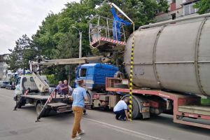 FOTO Cât ghinion să ai! Un motociclist din Botoşani a ajuns la spital după ce a fost agăţat de un cablu rupt