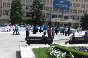 Salariaţii de la Electroaparataj au ieşit azi în Piaţa Tricolorului