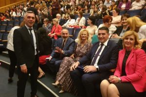 LIVE VIDEO/ Ceremonia de absolvire a Promoţiei cu numărul ”100” a Colegiului ”HCC” din Alba Iulia. Zeci de elevi premiaţi, discursuri emoţionante şi