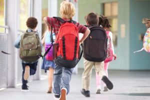 Doi prichindei au pus pe jar poliţia din Sibiu – Au fugit de la şcoală şi s-au plimbat cu autobuzul prin oraş