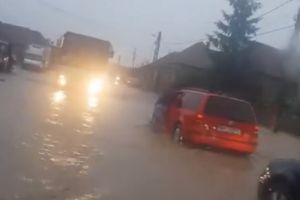 Inundaţie pe E60, în Bihor. Apa a ajuns pe şoseaua europeană, în zona Urvind, iar unele maşini au rămas blocate (VIDEO)