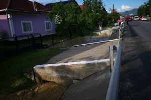 Ploaie torenţială pe Valea Bârgăului. Apa a intrat în mai multe case şi curţi