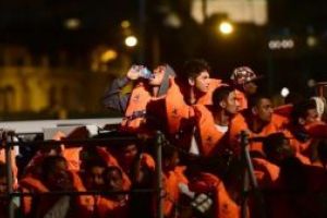 Zeci de migranti au debarcat pe insulele Malta si Lampedusa