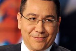 Ponta îl face zdrenţe pe Orban. „Este ca o Dacie 1100 care ne poluează pe aici”
