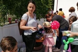 Actiune caritabila organizata de Gradinita Nasturel“. Banii vor fi donati Mariei, fetita care nu a vazut niciodata chipul mamei (galerie foto)