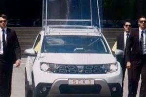 Papamobilul este un Duster modificat de SPP. Guvernul a modificat Codul Rutier pentru vizita Papei