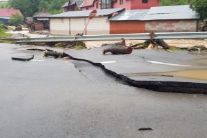 Prăpăd în Bihor! Inundaţii în mai multe localităţi. O femeie şi un copil surprinşi de viitură au fost salvaţi de pompieri (FOTO / VIDEO)