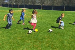 „Noi unde mai batem mingea?”