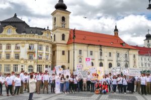 FOTO – Sute de oameni au participat la Marşul Anti-Fumat organizat în centrul Sibiului
