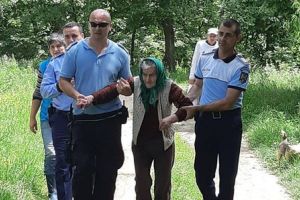 BĂTRÂNĂ RĂTĂCITĂ ÎN PĂDURE, SALVATĂ DE JANDARMII DIN VÂLCEA