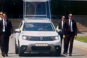 Vine Papa! Papa Francisc se va plimba în România, începând de vineri, cu un Papamobil Duster. Vezi cum arată (VIDEO)