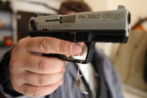 Senatorii au aprobat un proiect de lege şocant. Civilii se pot înarma fără să ştie să tragă