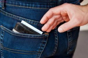  Acţiune a poliţiştilor – trei persoane bănuite de furt au fost reţinute