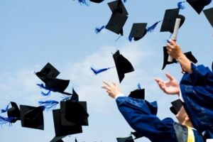 Ultima zi de şcoală pentru elevii claselor a XII-a. Intră în focul examenelor de Bacalaureat