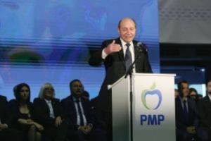 Replică DURĂ a lui Traian Băsescu: Chiar şi dacă ar trece moţiunea nu poţi guverna cu 'scursura adusă de Victor Ponta'