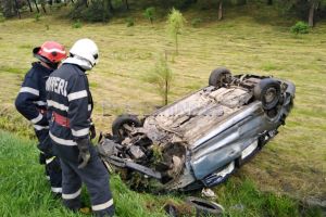 FOTO Accident la ieşire din Botoşani spre Suceava! Trei elevi răniţi după ce s-au dat cu maşina peste cap de mai multe ori