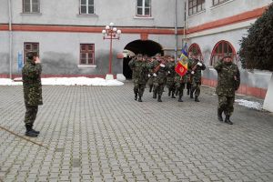 Klaus Iohannis a decorat Drapelul de Luptă al Batalionului 136 Geniu „Apulum”