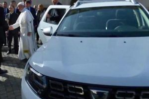 VIDEO Papamobilul pe care Papa Francisc îl va folosi în România – Este făcut de Dacia