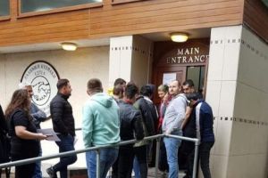 Românii din Marea Britanie care au stat la coadă să voteze la europarlamentare, batjocoriţi de englezi. Comentarii rasiste la o fotografie din Leicester
