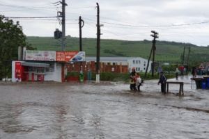 Potop în nordul ţării. Sute de case din 12 judeţe, afectate de inundaţii şi alunecări de teren