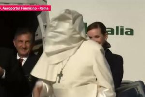Moment amuzant la urcarea Papei Francisc in avionul care il aduce in Romania. Ce s-a intamplat