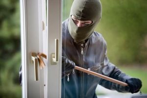 Sedii de firme de curierat, călcate de hoţi care forţează uşile cu o rangă şi caută bani