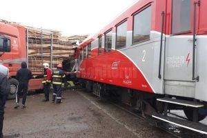 Patru persoane au fost rănite după ce un tir a fost lovit de trenul Suceava – Putna