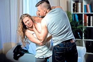 Mamă şi fiică bătute de concubinul beat al tinerei. Poliţiştii au emis ordin de protecţie