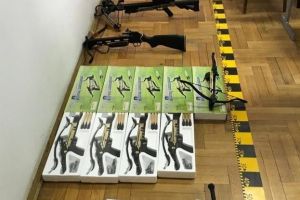 Un cetăţean britanic vindea ilegal arbalete într-un magazin din Gherla