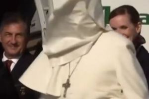 Papa Francisc în România | Moment amuzant la urcarea în avion (FOTO)