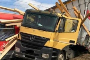 Accident grav! Impact puternic între un tren şi un tir 