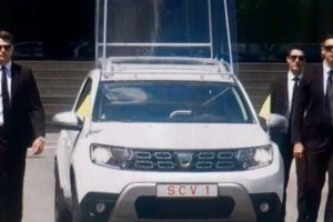 Papamobilul Suveranului Pontif, conceput de români