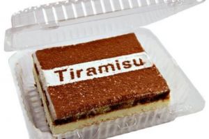 Suflet de poliţist. Un bărbat de 90 de ani fură tiramisù din supermarket: poliţiştii i-l fac cadou