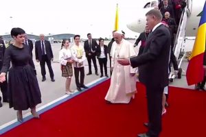 LIVE VIDEO Papa Francisc a ajuns în România – Sanctitatea Sa aclamat de mii de oameni