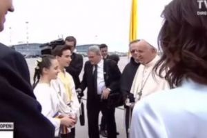 Papa Francisc în România | Cine sunt cei doi copii care i-au oferit flori Suveranului Pontif 