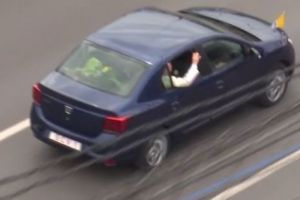 Lunetişti de elită asigură protecţia Papei. Românii care locuiesc în zona Unirii, sfătuiţi să nu iasă la ferestre