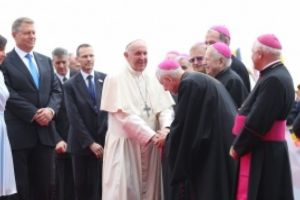 EMOȚIONANT - Oamenii au coborât din maşini pe DN1 ca să aplaude maşina în care se află Papa Francisc