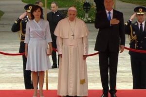 Ce cadouri va primi Papa Francisc din partea Guvernului, Preşedintelui şi a altor reprezentanţi oficiali ai României