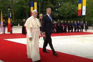 Papa Francisc a primit cadouri cu specific românesc de la Klaus Iohannis