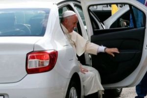  Papa Francisc în Logan, Klaus Iohannis în Mercedes Clasa S