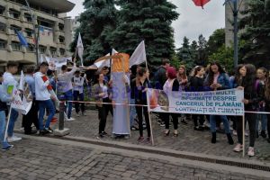 FOTO! Marş împotriva fumatului pe străzile municipiului Botoşani. Sute de elevi au fost implicaţi