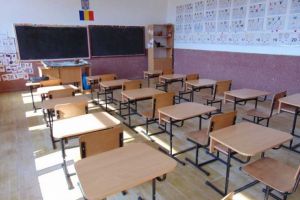 Caz şocant la o şcoală din Ploieşti! Un elev se dezbracă şi îşi agresează colegii şi învăţătoarea. Părinţii vor să-şi ia copiii din clasă