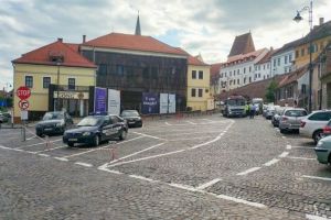 FOTO – Scandal în parcarea de la Gong –  Maşini ridicate pentru a face loc consilierilor locali