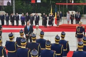 Evz.TV. Bucureştenii au luat cu asalt străzile Bucureştiului în aşteptarea Papei Francisc. 