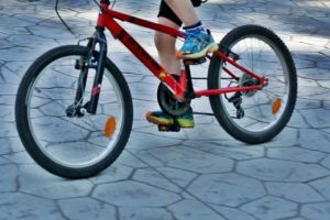 Pedalarea Copiilor la Timişoara: pictură pe faţă, şuviţe colorate şi căţei dornici de noi prieteni